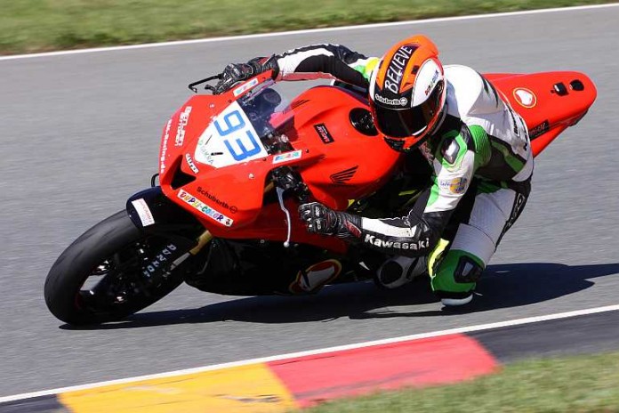 Marvin Fritz (Honda/Start-Nummer 93-rechts) aus Neckarzimmern im Duell mit seinem Freund Jan Bühn (Kronau/Yamaha/Start-Nummer 45-links).
